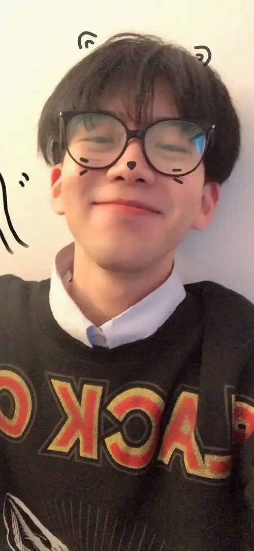 说,看了费启鸣也会忍不住喜欢,因为这个少年真的太阳光了,而且很可爱