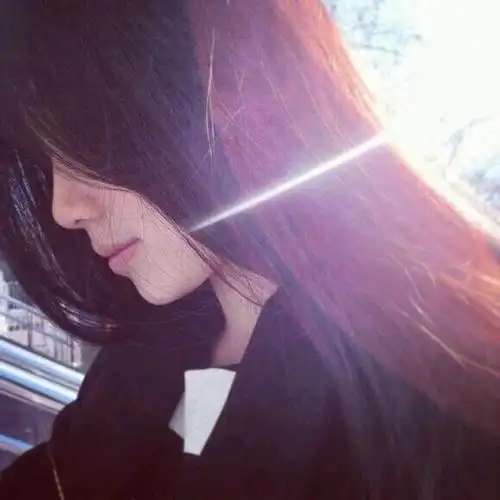 女生侧脸长发头像