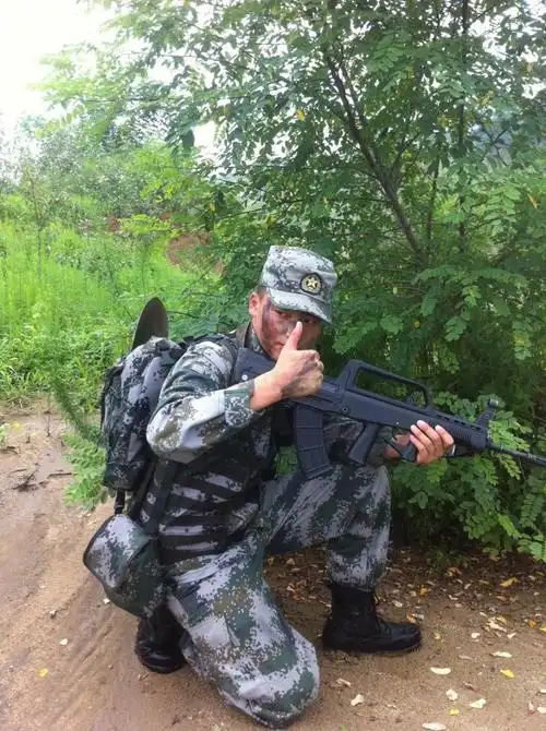 当离开部队的那一天,泪洒熟悉的训练场,跟熟悉的战友挥泪告别!