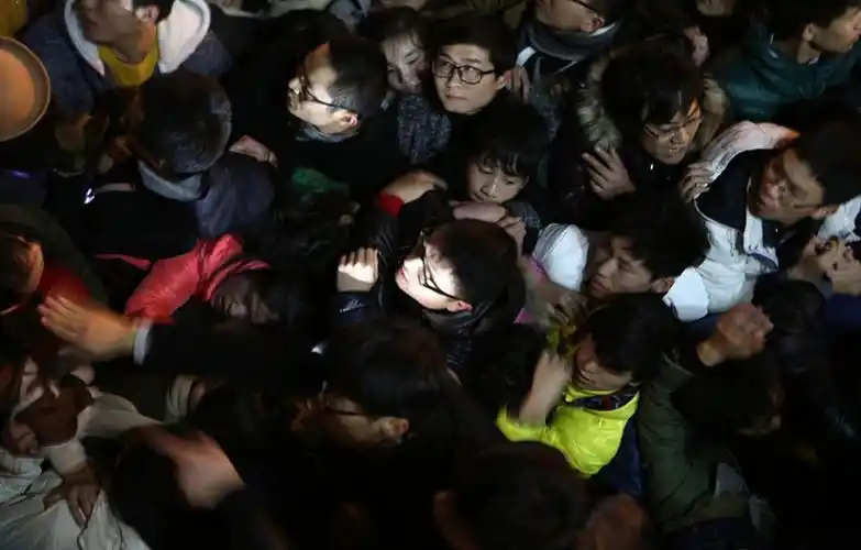 记者亲历外滩踩踏事故:下面的人被人浪压倒