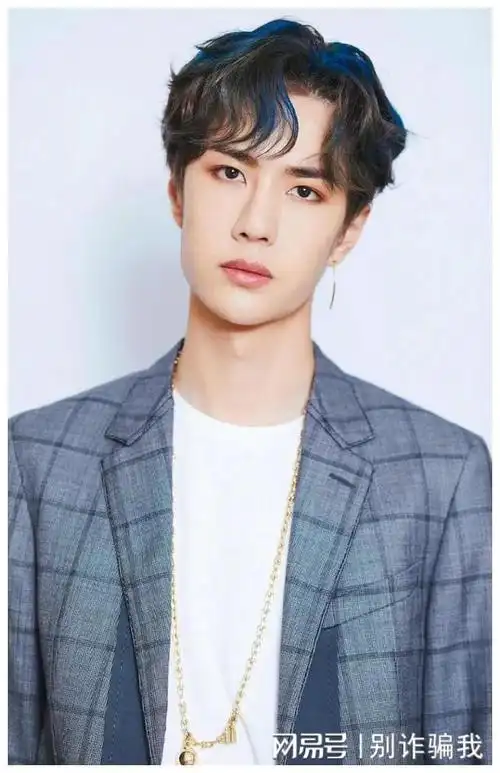 一博,冰山帅哥,一脸帅气的模样也是令人羡慕,造型魅力十足|内搭|发型