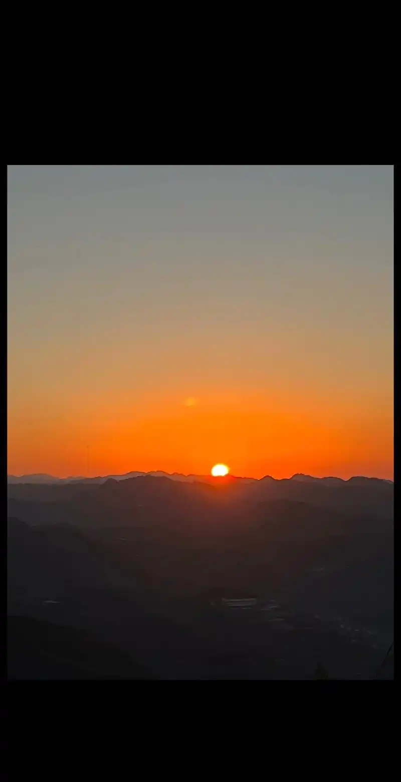 从黑夜到白天,迎着黎明星去看日出,心情也由寒冷到温暖.#日出 - 抖音