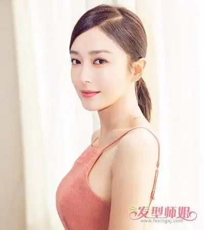 女生气质偏梳低马尾辫发型