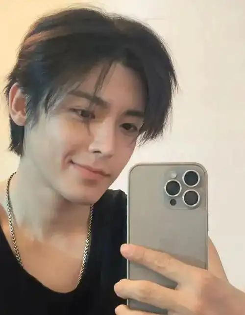 帅气演员侯明昊今日最新自拍照出炉啦太帅了