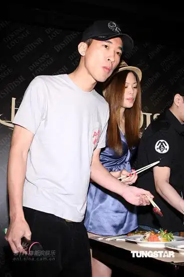 合伙在南京东路开了一间"上菜dish dish"餐厅,艺人黄立行,黄立成,受罪