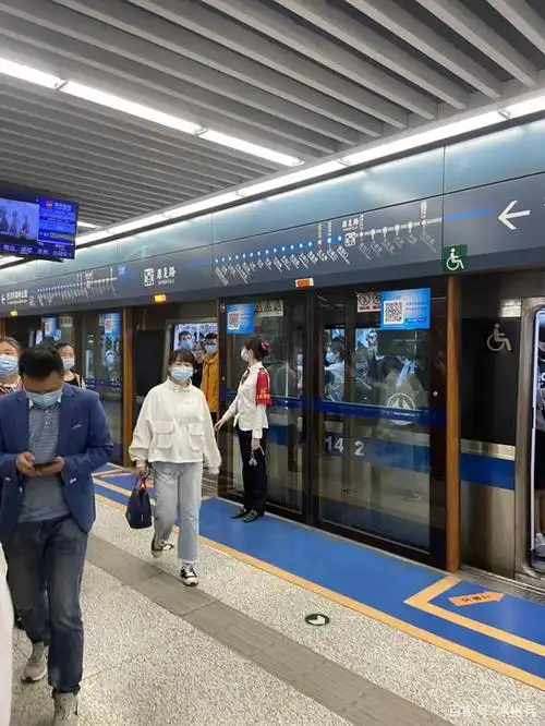 机智如你,五一收假,小学生自带凳子乘坐地铁