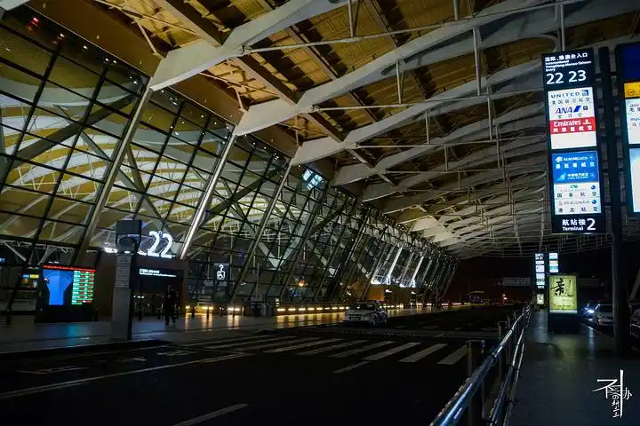 晚上的浦东机场很安静,我蛮喜欢. 那块甜甜的糕还不错.