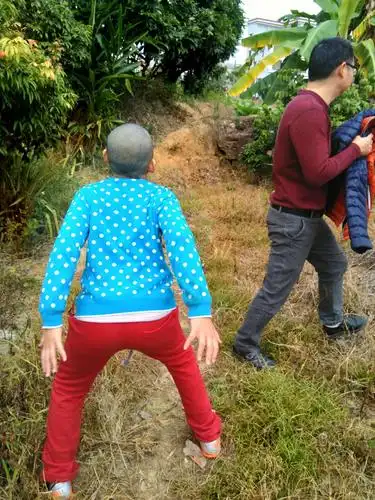 妈妈跟在后面,拍拍屁股,放个p.