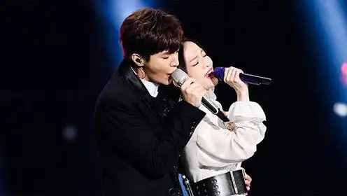 【舞台】张韶涵炎亚纶对唱《say something 没离开过》,深情相拥太