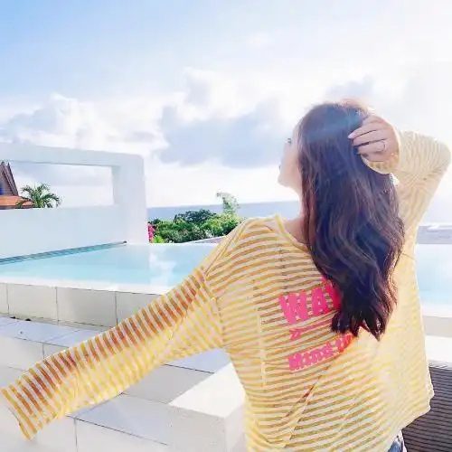 成熟侧面霸气美女头像海边的街拍的时尚女人