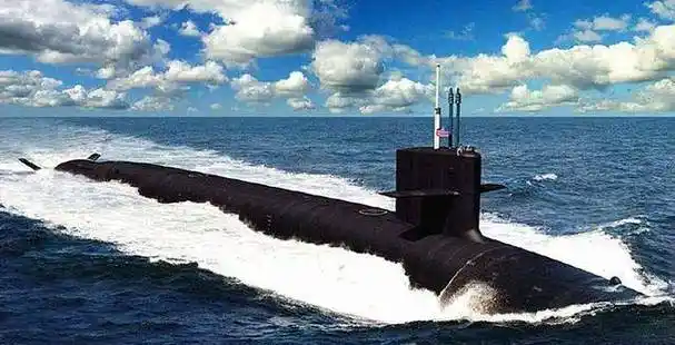 372潜艇深海远航,8分钟"掉深"70米,他14分钟救69人,世界奇迹_王红理