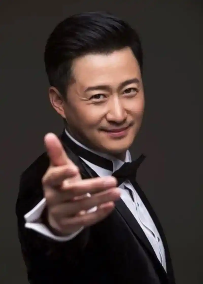 吴京走出半生归来仍是这张图 从表情到手势,不说有所变化,只能说一模