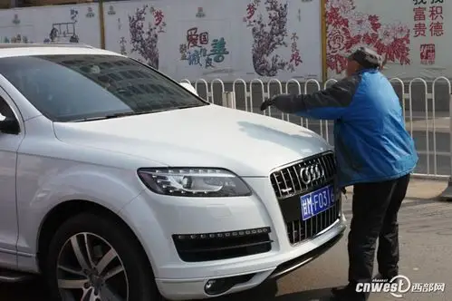 西安一男子拦车要钱致交通堵塞两年无人管