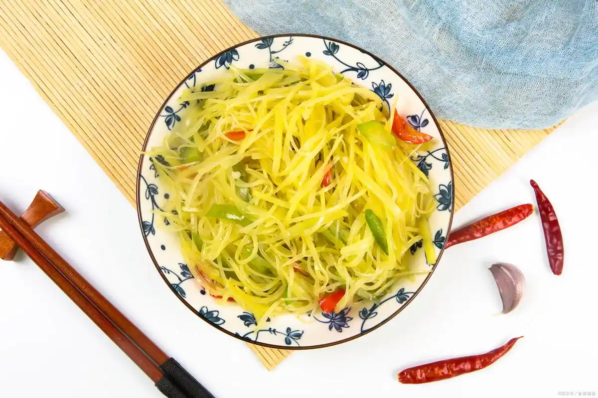 劲脆凉拌土豆丝,在家简简单单就能做