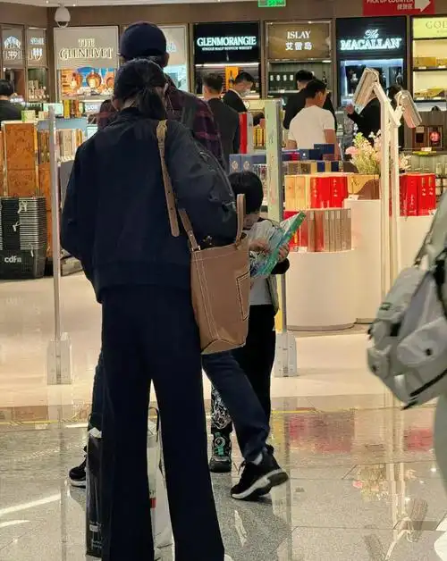 秋瓷炫于晓光全家回国5岁儿子近照曝光一家三口同框幸福满溢