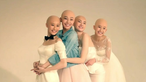 美女得病不得不剃光头接着闺蜜们为了她一起都剃了光头