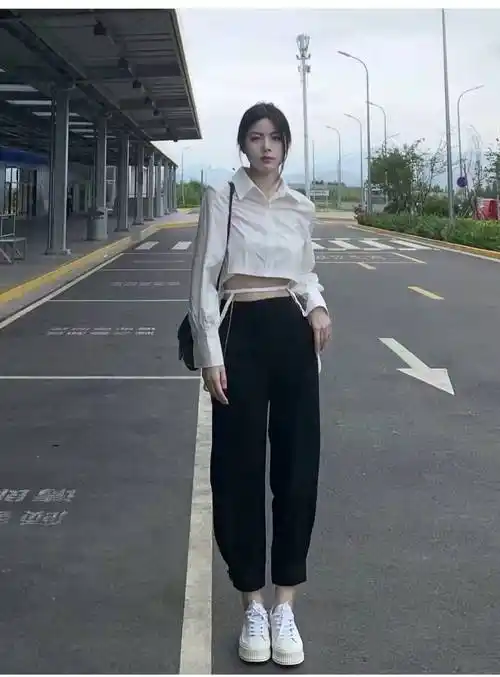 短款衬衫怎么搭配下装好看