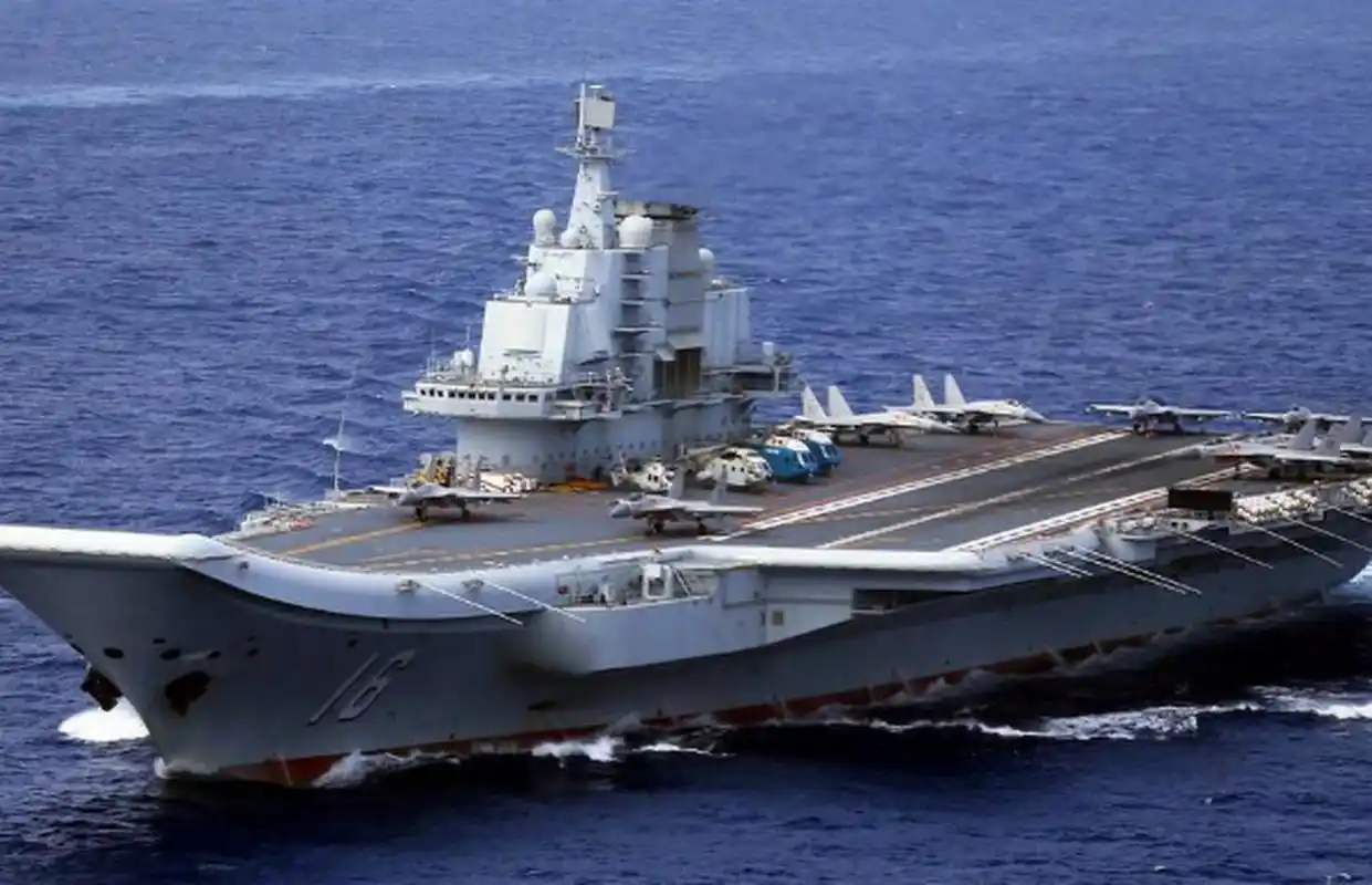 山东航母是中国自行研制建造的第一艘国产航母,于2019年底正式交付