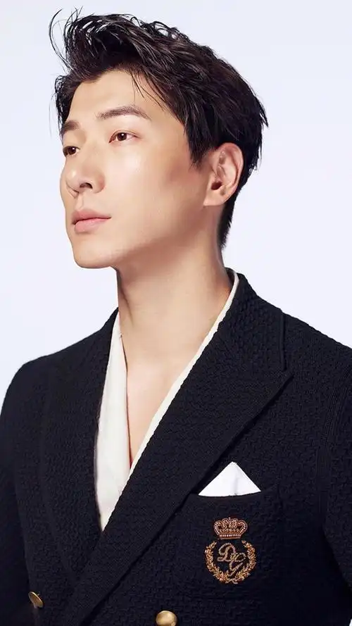 张亮帅气西装时尚迷人写真