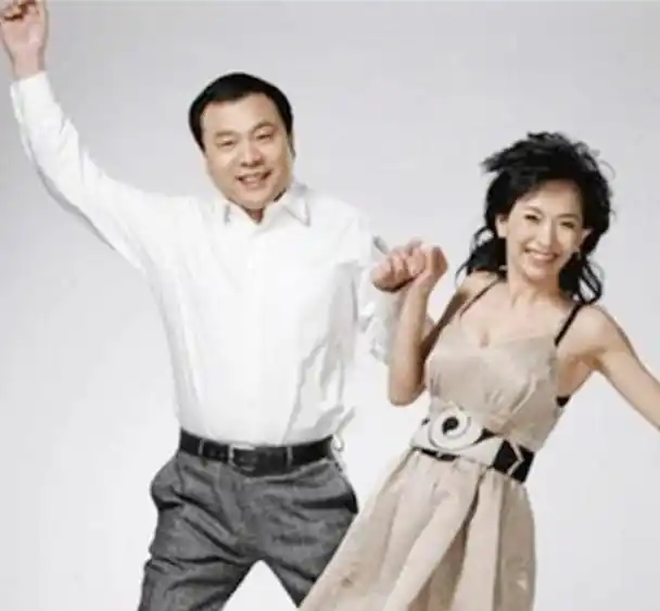 主持人王芳嫁给大15岁的教授31岁独自产检生女直言从不后悔