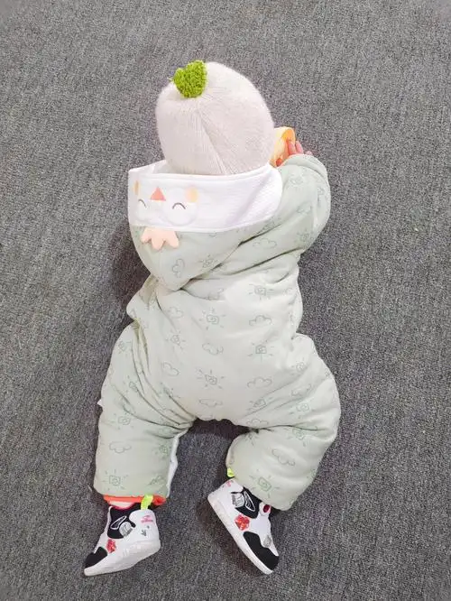 时间过得真快突然一下我家浩浩竟然就要9个月了已经会爬,会坐,会站立