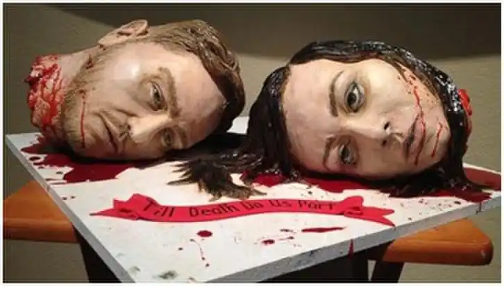 美国女蛋糕师制作鲜血头颅蛋糕庆自己结婚