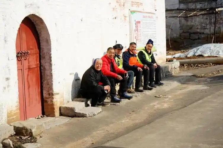 五个老汉晒太阳