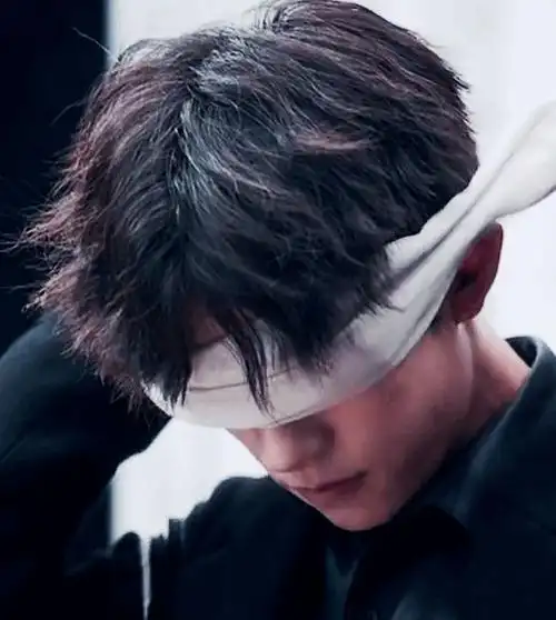 明星蒙眼造型,易烊千玺禁欲,肖战帅气,看到蔡徐坤ikun们疯狂了_手机