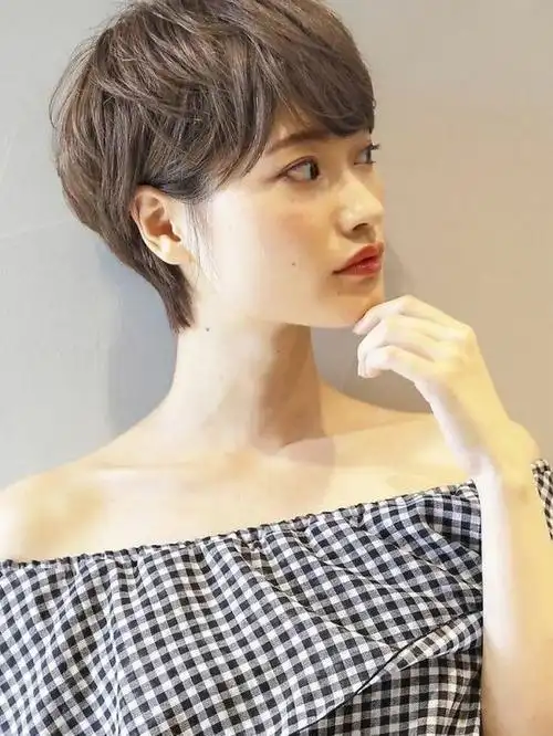 女士短发别乱剪选这四种就对了很美很时尚