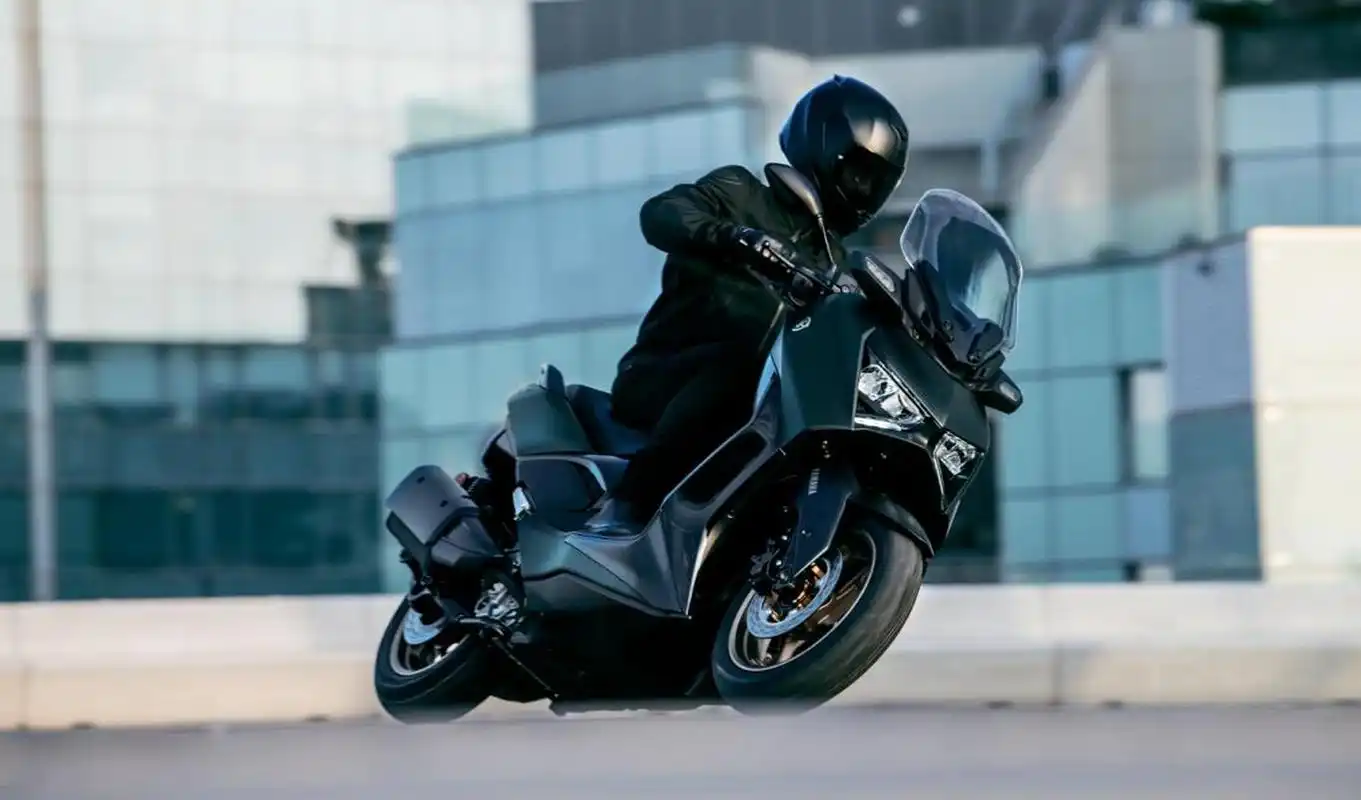 雅马哈发布了2023款xmax 300,外观采用"x"型设计,前大灯增加了led