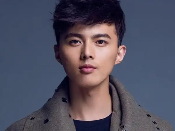 蒋欣与他同居13年被甩,他却从3线混成18线,如今蒋欣他高攀不起