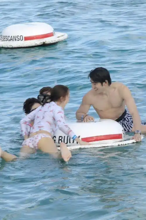 孤注一掷被删戏份#被删除了挺可惜的那就来看一下金晨泳装平复一下吧