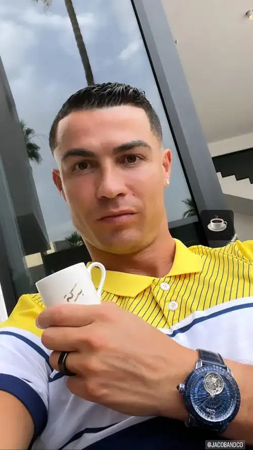 有没认识这手表的?c罗晒自拍:惬意喝咖啡,手戴深邃蓝名表-直播吧