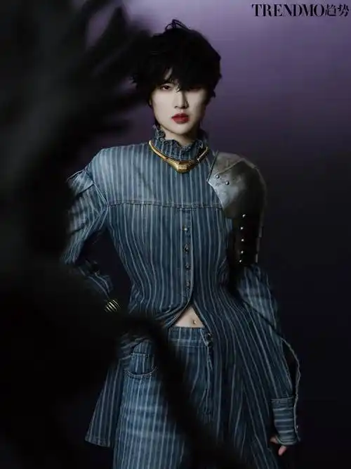 "华为公主"姚安娜最新时尚大片,穿深v秀美腿,披铠甲似女战士_黑色