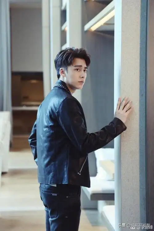 李易峰新年发型成为亮点,纹理烫成为男神必备造型手法,值得借鉴