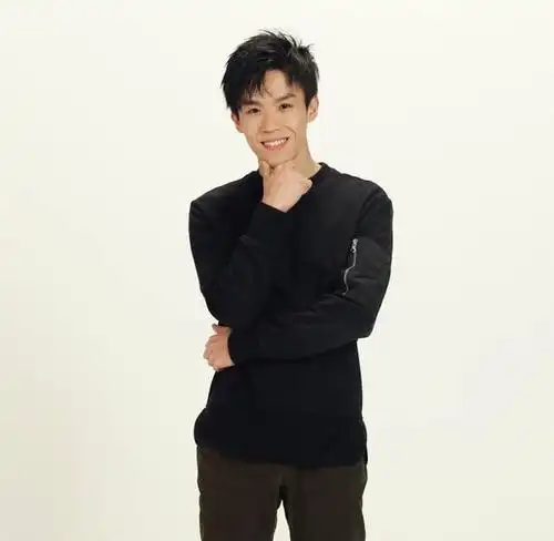 老番茄本人年轻帅气,是复旦高材生,拥有大批粉丝与超高人气.