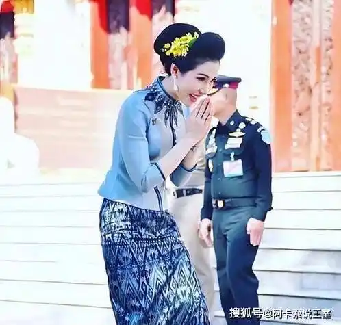 诗妮娜在后宫之中,取得了军方的支持,地位几乎和王后