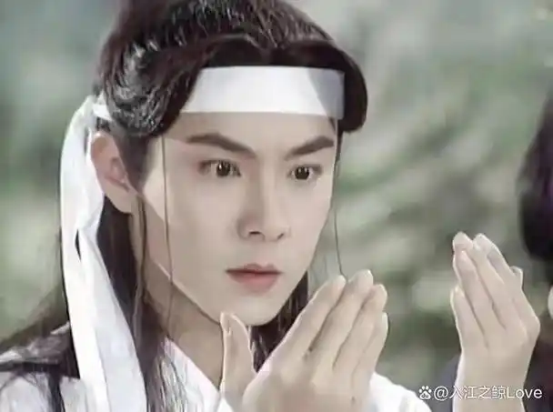 以往很多古装剧里,"抹额"是很常见的点缀造型的单品之一,造型师通常很