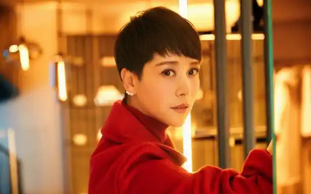 43岁薛佳凝近照僵硬同龄马伊琍海清知性美明星越糊老得越快