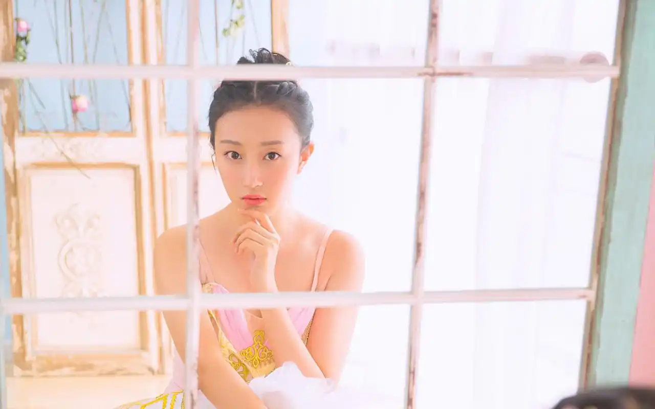 日系芭蕾舞少女唯美室内写真电脑高清桌面壁纸
