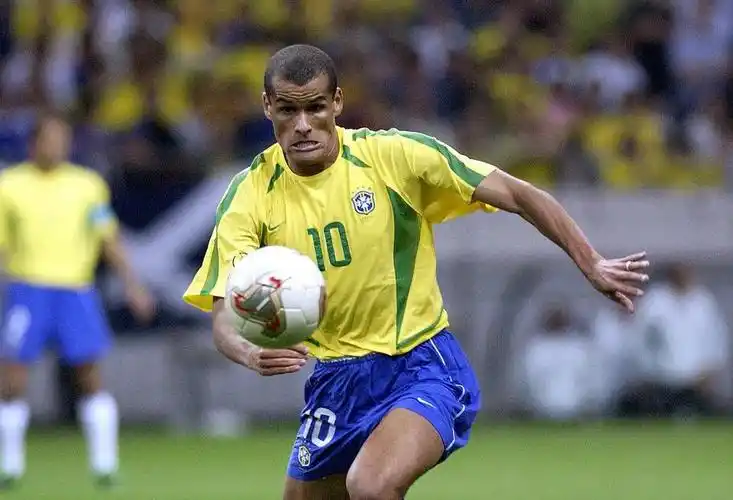 巴西10号球员的名字(本世纪巴西队的四个十号,谁的历史地位更高?