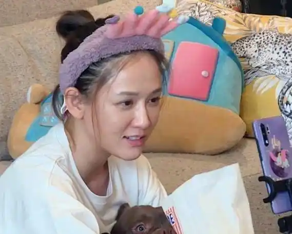 陈乔恩素颜出镜很憔悴,艾伦送彩虹屁很宠溺_关系_什么_时候