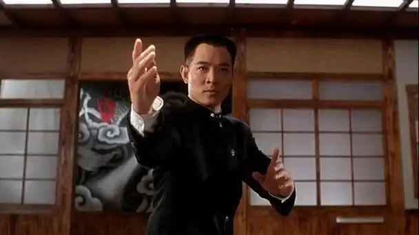 功夫巨星李连杰,在《精武英雄》中,被周比利踢伤,原来他更厉害