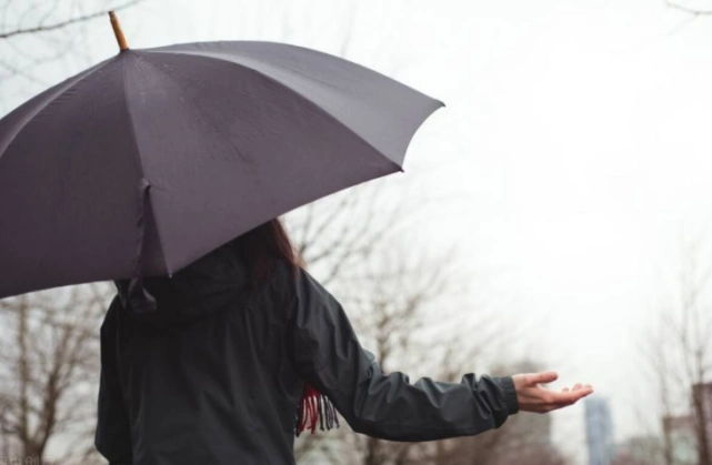 人这一生,要学会为自己撑伞