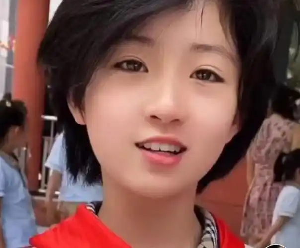 中国颜值最高的小女孩,中国最漂亮小女孩是谁(西安小女孩撞脸多位明星