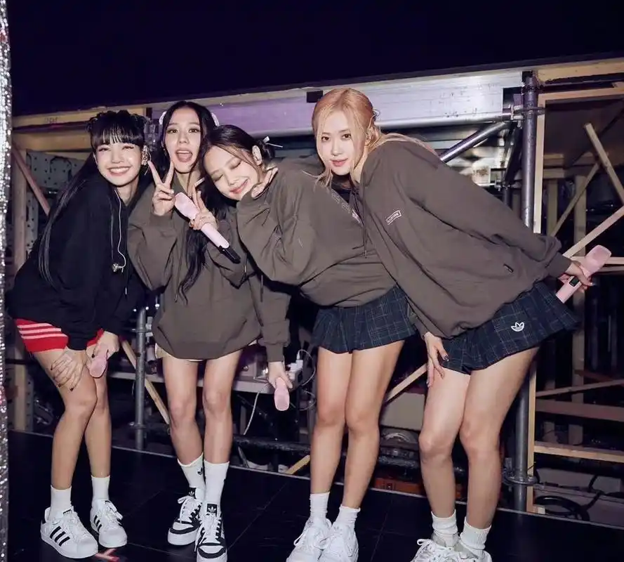 blackpink首尔演唱会团体合照!永远不要解散