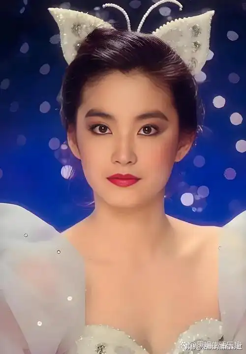 林青霞早期的照片堪称绝美.她的美自然毫无雕琢痕迹.