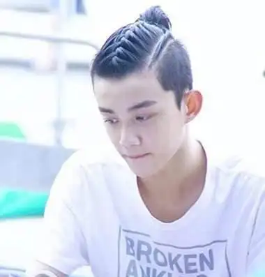 潮男大背头扎辫子发型 男士背头扎辫子叫什么发型