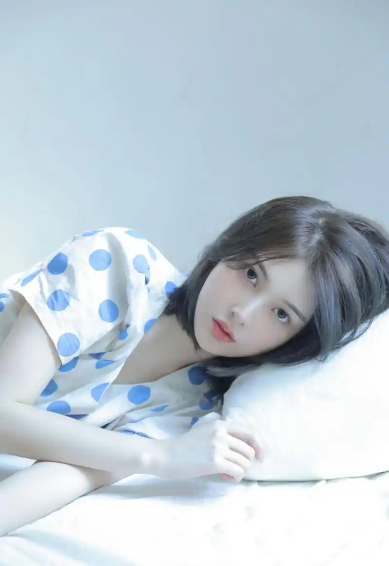 皮肤超白的漂亮短发美女小姐姐