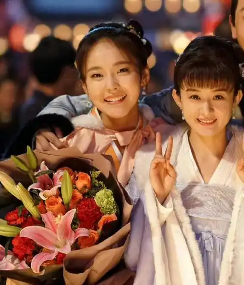 对比赵丽颖的略显疲态,张佳宁在剧中看起来还显得比赵丽颖小.